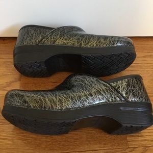 dansko scribble print clogs